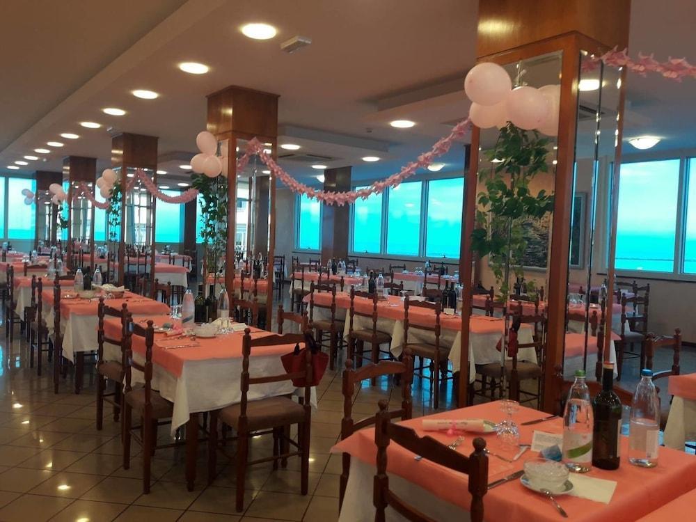 Hotel Majestic Pesaro Exteriör bild